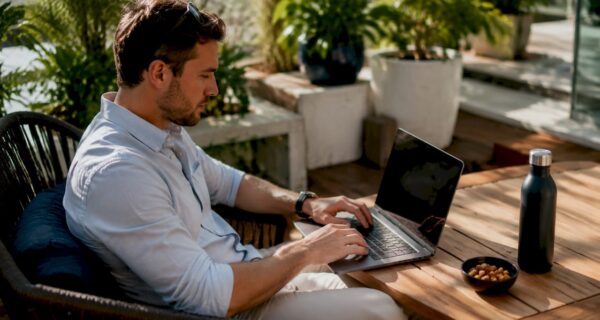 Ein Mann arbeitet mit einer Software zur Verwaltung seines Online-Rufs.